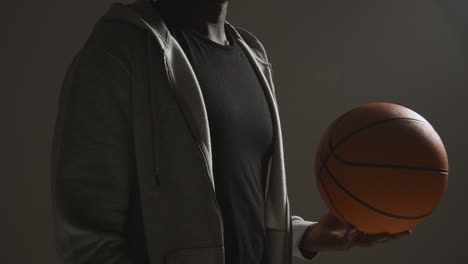 Nahaufnahme-Eines-Männlichen-Basketballspielers,-Der-Den-Ball-Von-Hand-Zu-Hand-Wirft-1